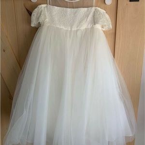Girls, size 4, NWT, never worn, David’s Bridal Flower Girl dress!